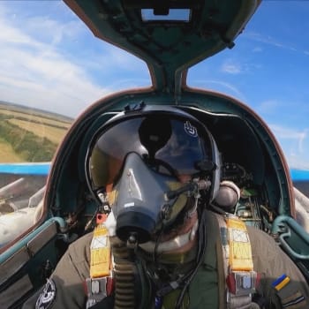 Ukrajinští piloti se mezi misemi učí základy ovládání F-16.