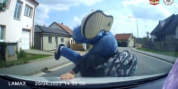 Auto na Brněnsku smetlo školáka. Policie ukázala děsivé záběry z palubní kamery