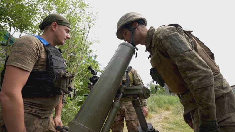 Minometná posádka pětatřicáté brigády ukrajinské námořní pěchoty