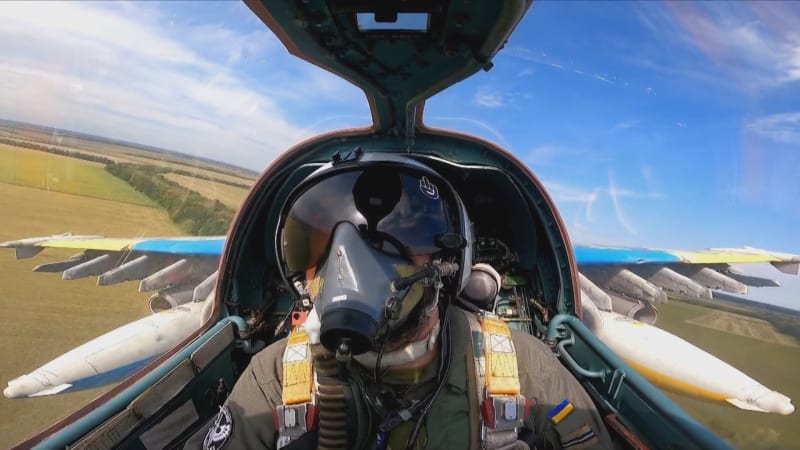 Ukrajinští piloti se mezi misemi učí základy ovládání F-16.