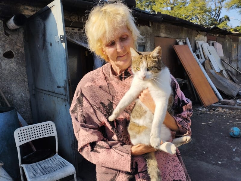 Bezdomovkyně z garáže Dagmar Paláková miluje i kočky, průběžně se stará o osm až dvanáct kočičích tuláků.