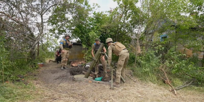 Ukrajinská minometná posádka pálí na nedaleké Rusy.