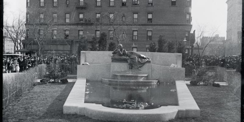 Památník v New Yorku vytvořený na počest Isidora Strause, který zahynul při ztroskotání Titaniku.