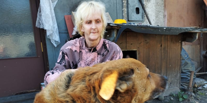 Bezdomovkyně z garáže Dagmar Paláková se psem Rexem, který v minulých dnech zemřel. Žena teď naléhavě shání náhradníka. Bez psa se v garáži obává o své bezpečí.
