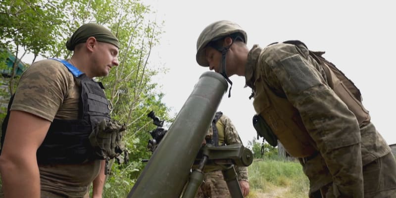 Minometná posádka pětatřicáté brigády ukrajinské námořní pěchoty