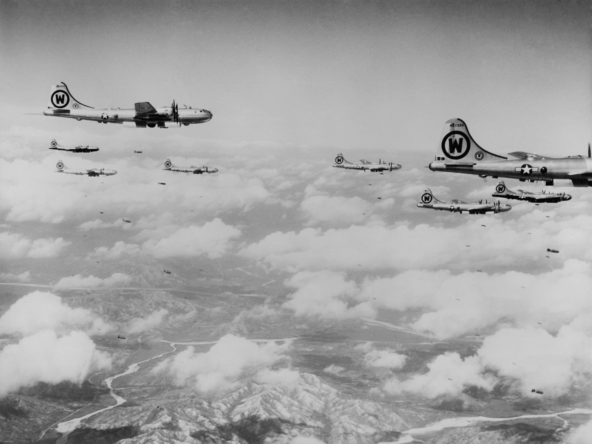 B-29 shazují bomby nad územím Koreje