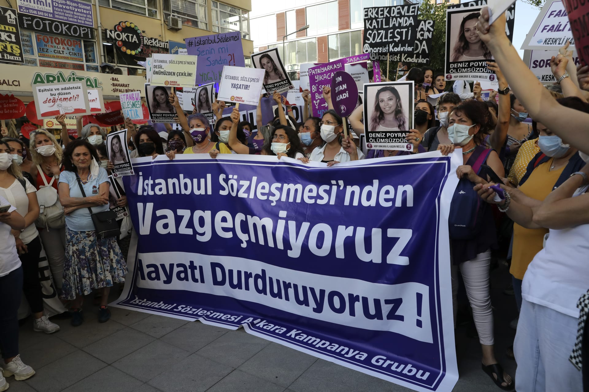Stovky žen demonstrovaly v turecké metropoli Ankaře za pokračování ratifikace Istanbulské úmluvy. Červenec 2021