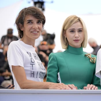 Bulharské režisérky Mina Mileva a Vesela Kazakova a herečka Maria Bakalova (uprostřed) podpořily Istanbulskou úmluvu na festivalu v Cannes. 14. července 2021