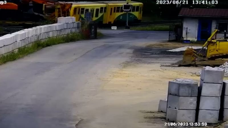 Srážku vlaku s náklaďákem zachytila kamera.