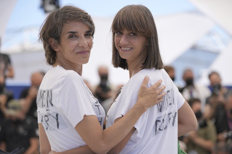 Bulharské režisérky Mina Mileva a Vesela Kazakova podpořily Istanbulskou úmluvu na festivalu v Cannes. 14. července 2021