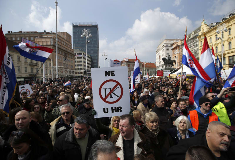 Demonstrace proti Istanbulské úmluvě v Chorvatsku. Odpůrcům vadí například obava z legalizace sňatků gayů. Snímek ze Záhřebu, březen 2018