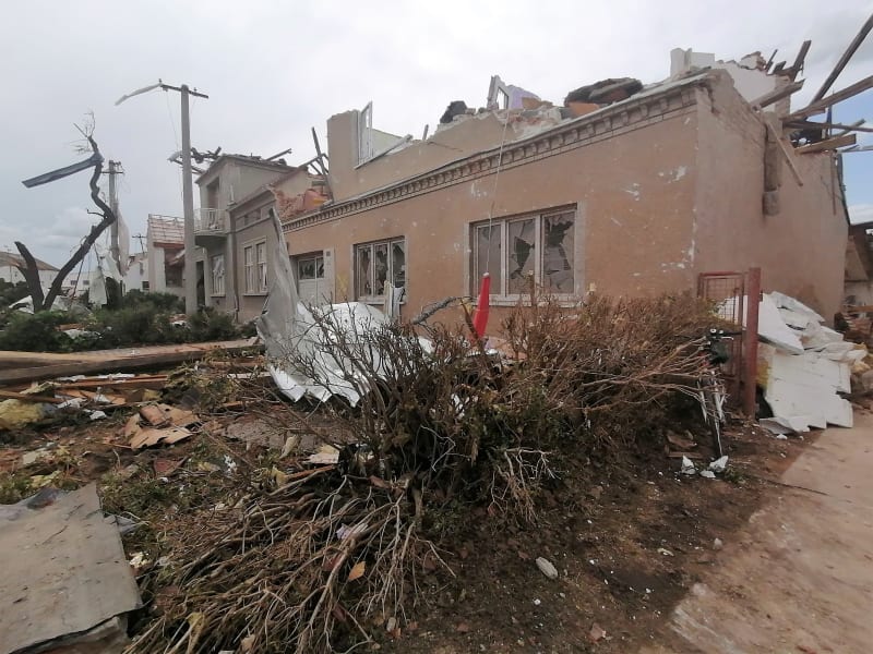 Velkomoravská ulici v Lužicích těsně po tornádu
