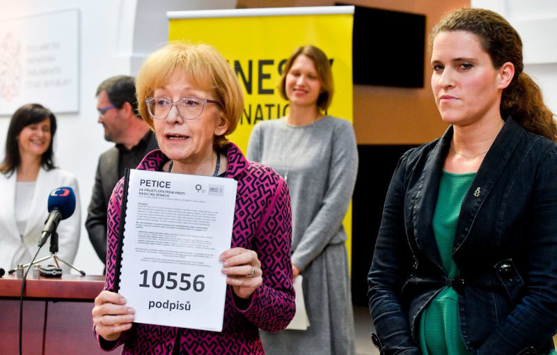 Předsedkyně petičního výboru Sněmovny Helena Válková (ANO) v listopadu 2018 přebírá petici za přijetí Istanbulské smlouvy, kterou iniciovala Amnesty International ČR a Česká ženská lobby s více než 10 tisíci podpisy. 
