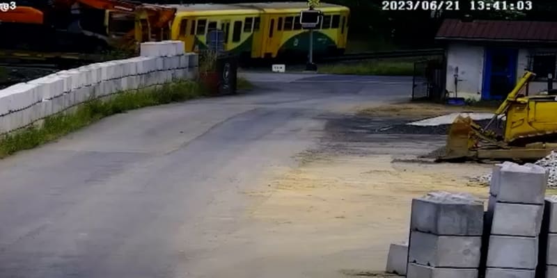 Srážku vlaku s náklaďákem zachytila kamera.