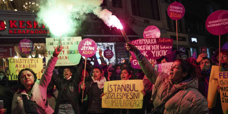 Pochod proti násilí na ženách. Istanbul, listopad 2021
