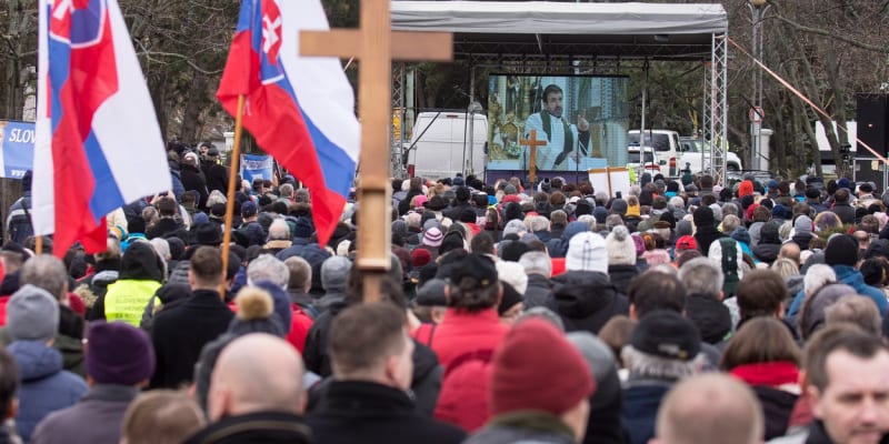 Demonstrace věřících Slováků na modlitebním shromáždění proti přijetí Istanbulské úmluvy. Bratislava, únor 2020