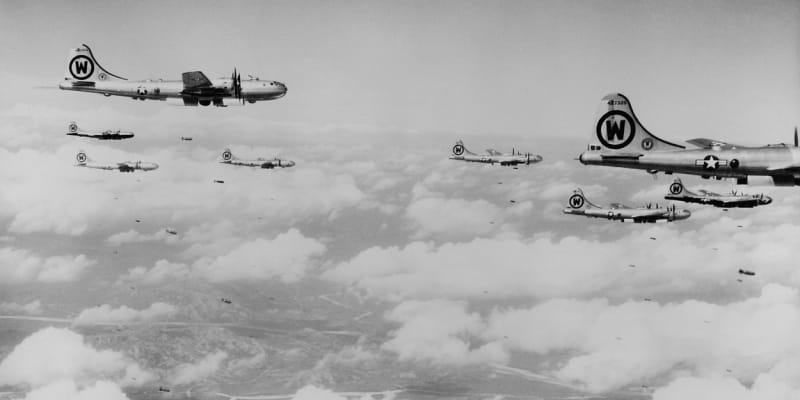 B-29 shazují bomby nad územím Koreje