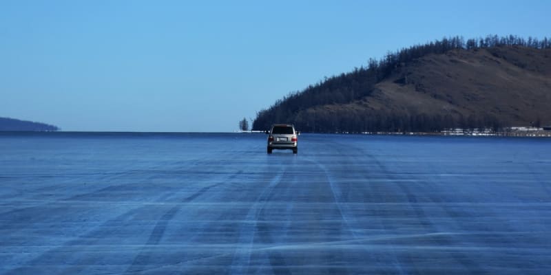Hladina jezera Khövsgöl Nuur je sedm měsíců v roce zamrzlá