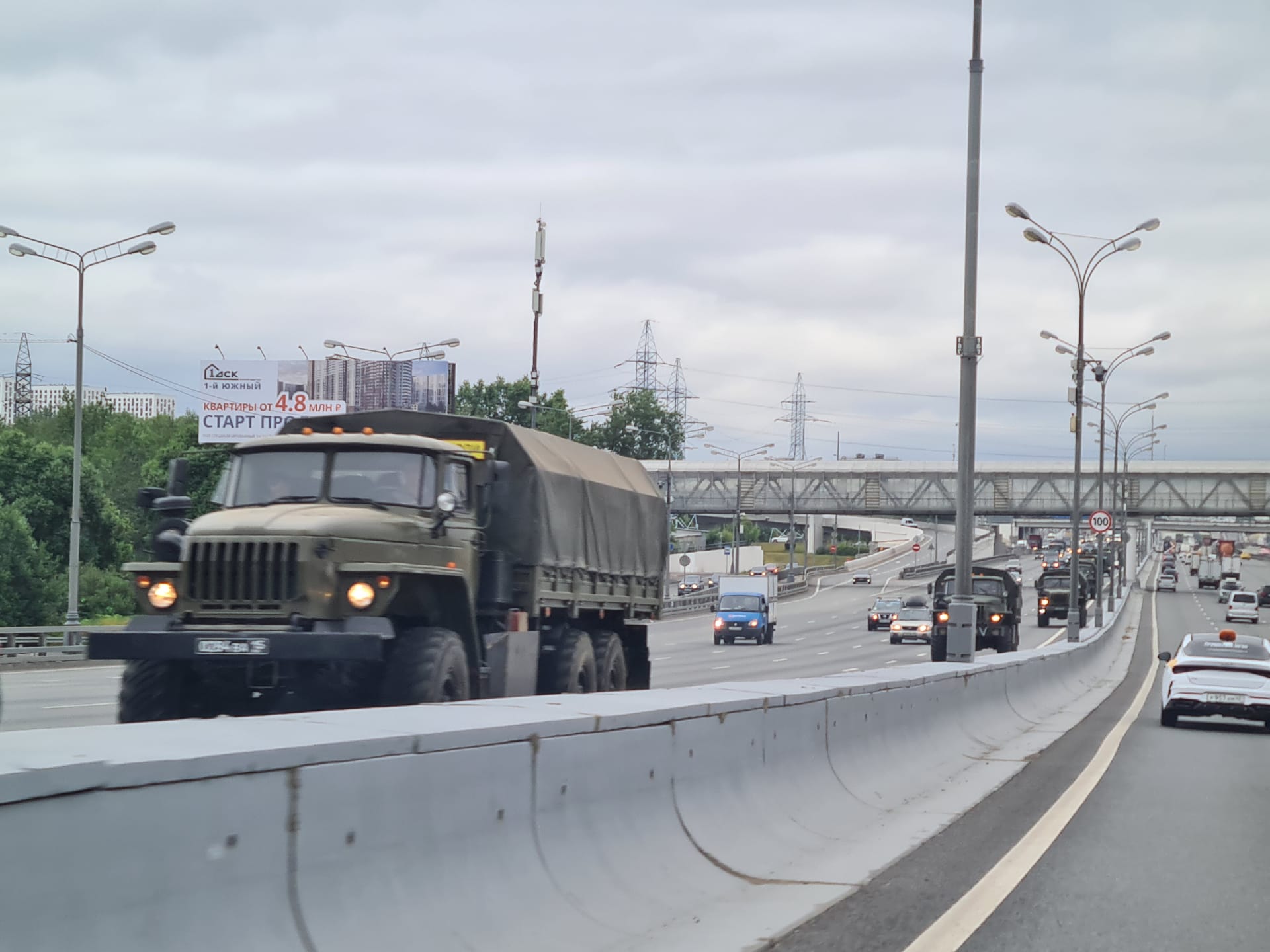 Obrněná vozidla a doprava na dálnici M4 do Moskvy