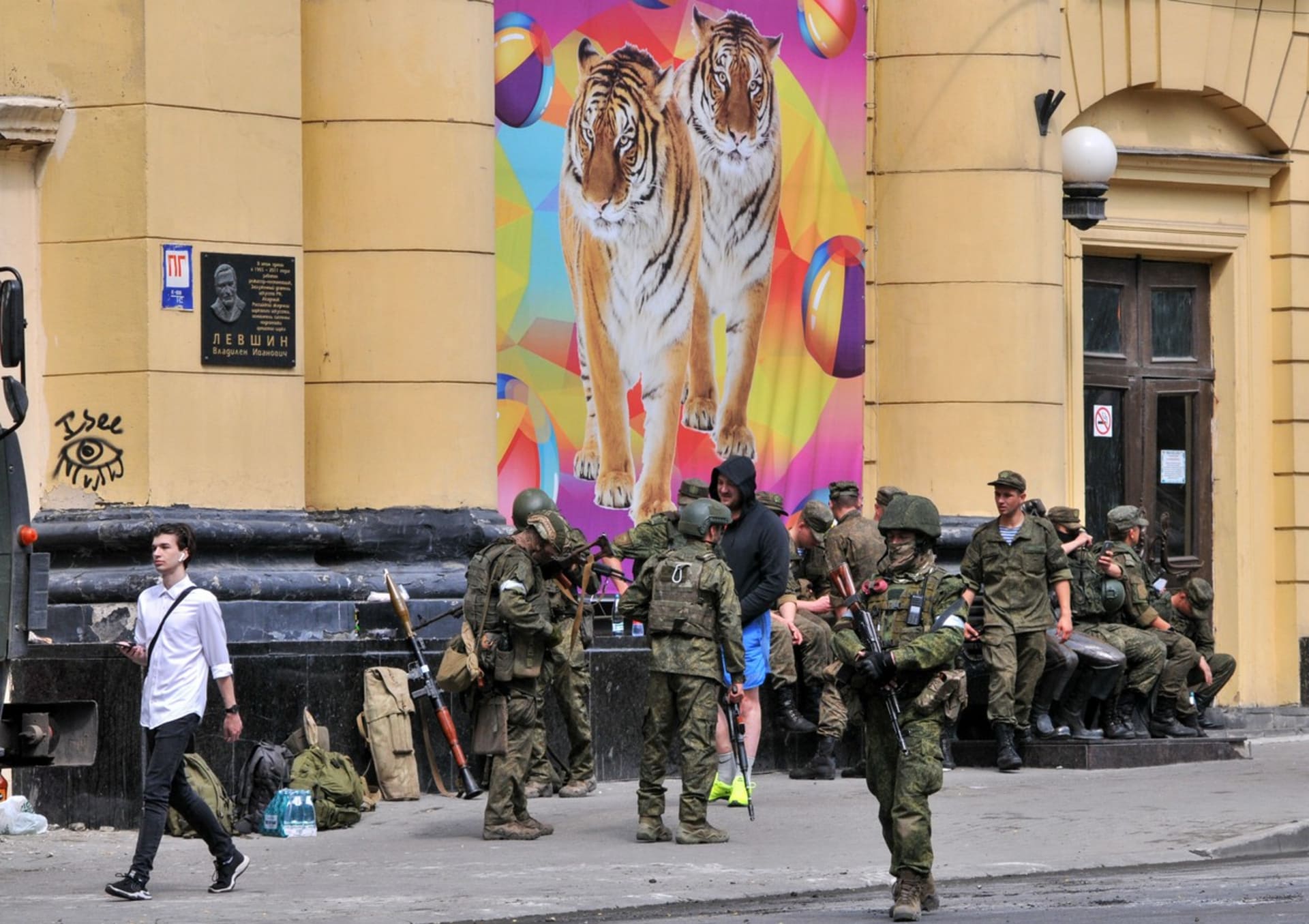 Ozbrojenci z Prigožinovy Vagnerovy skupiny v Rostově na Donu (24. 6. 2023)