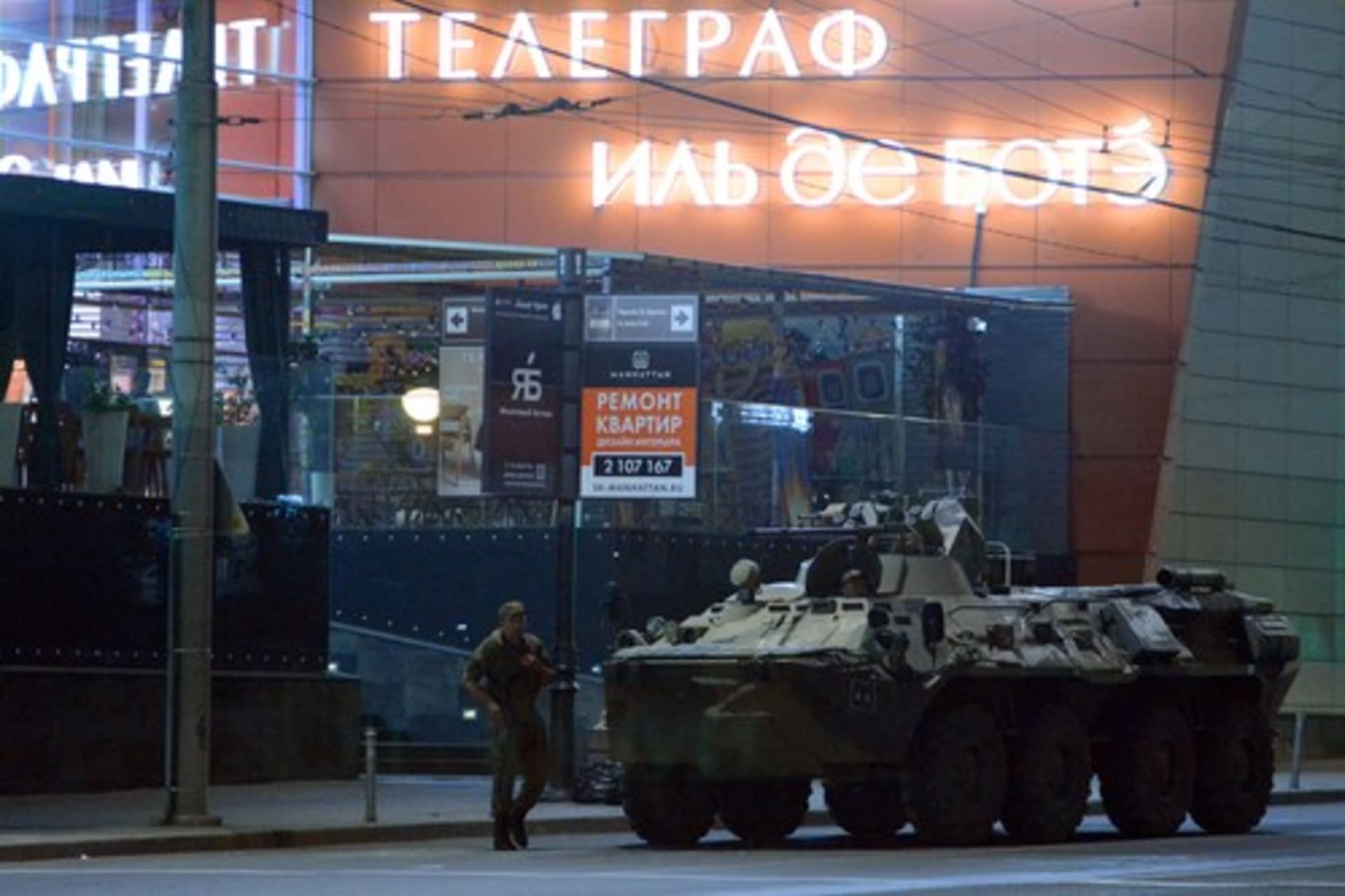 Obrněná vozidla blokují ulice po prohlášení šéfa Wagnera Jevgenije Prigožina v Rostově na Donu, Rusko, 24. června 2023.