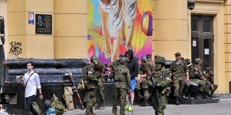 Ozbrojenci z Prigožinovy Vagnerovy skupiny v Rostově na Donu (24. 6. 2023)