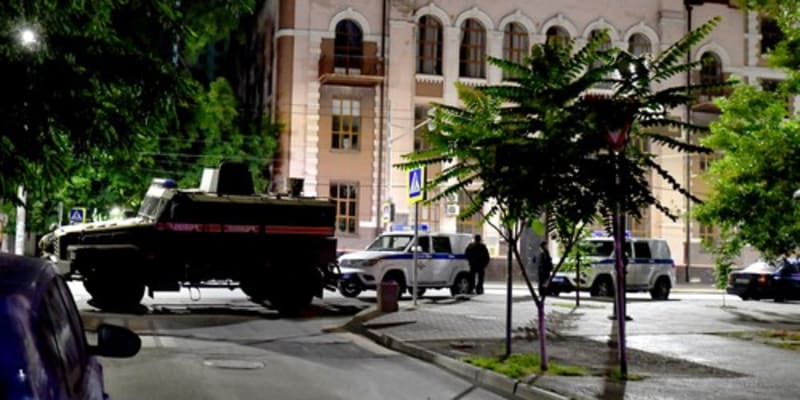 Obrněná vozidla blokují ulice po prohlášení šéfa Wagnera Jevgenije Prigožina v Rostově na Donu, Rusko, 24. června 2023.