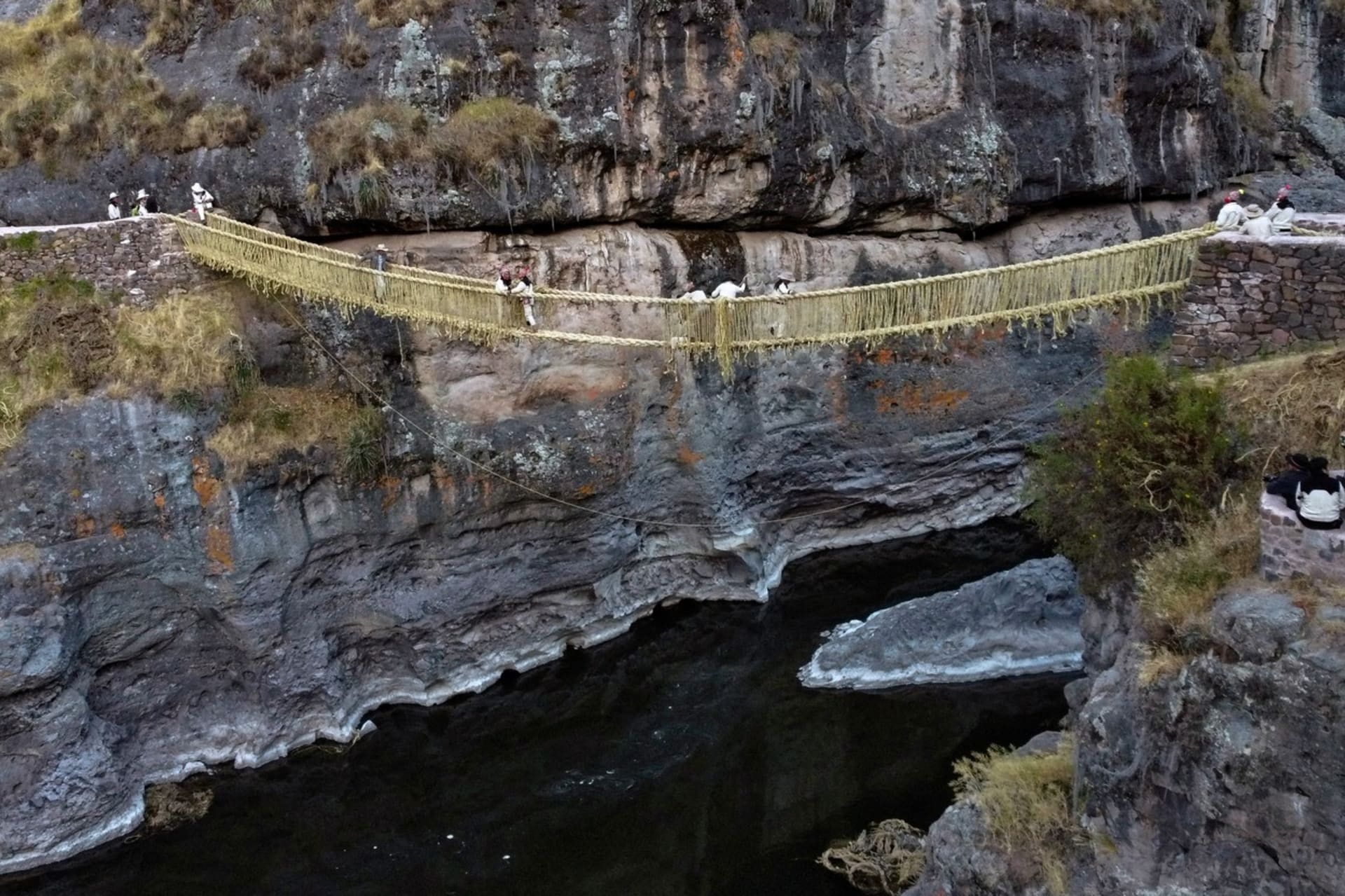 V Peru rok co rok obnovují ručně tkaný visutý most z dob Inků.
