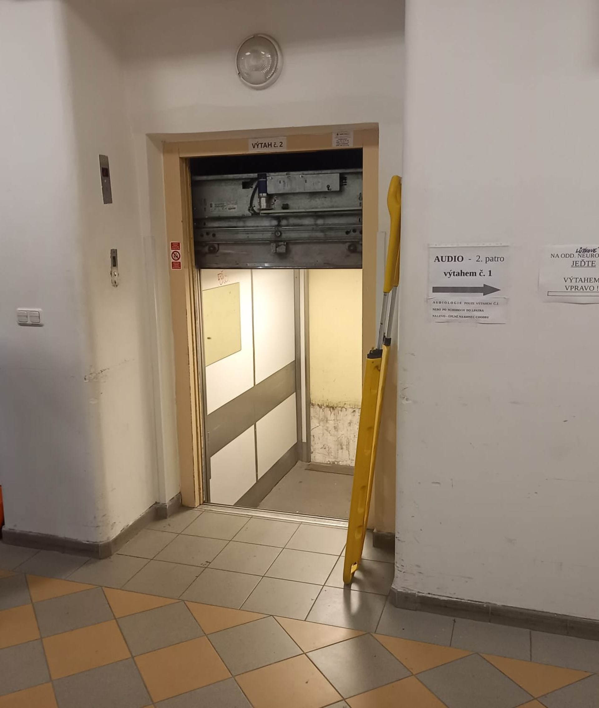 Výtah ve Fakultní nemocnici Bulovka