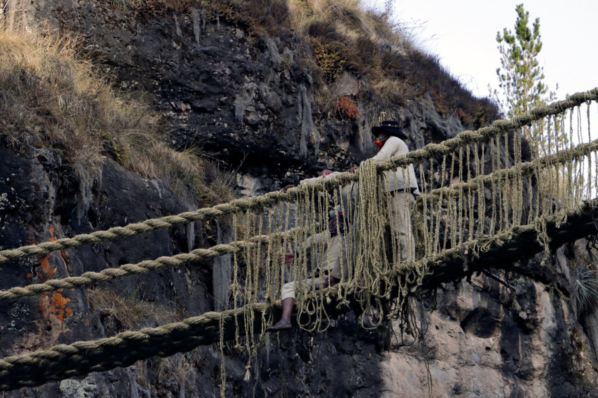 V Peru rok co rok obnovují ručně tkaný visutý most z dob Inků.