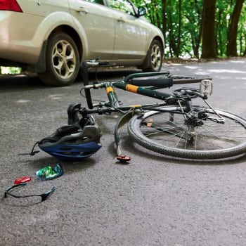 Srážka auta s cyklistou - ilustrační foto