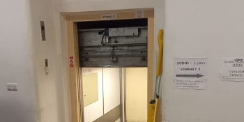 Hrůza v nemocnici Bulovka: Výtah plný lidí se zřítil do šachty. Vše vyšetřuje policie