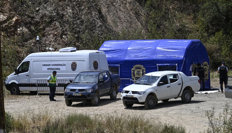 Vyšetřovatelé prohledávali okolí vodní nádrže v Portugalsku.