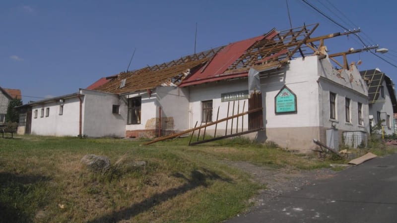 Další škody byly na domech  některé trámy z krovů skončily desítky i stovky metrů daleko.