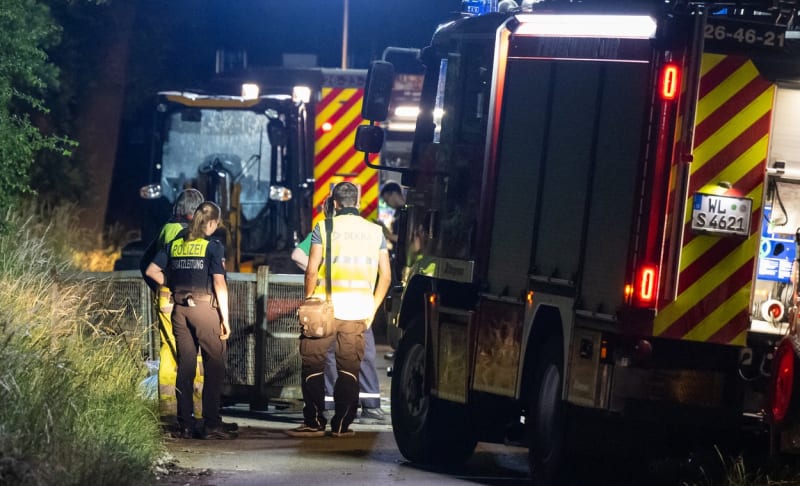 Dva lidé přišli v Německu o život při nehodě bagru, deset dětí je zraněných