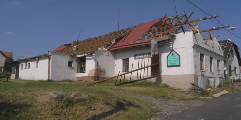 Další škody byly na domech  některé trámy z krovů skončily desítky i stovky metrů daleko.