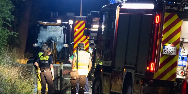 Dva lidé přišli v Německu o život při nehodě bagru, deset dětí je zraněných