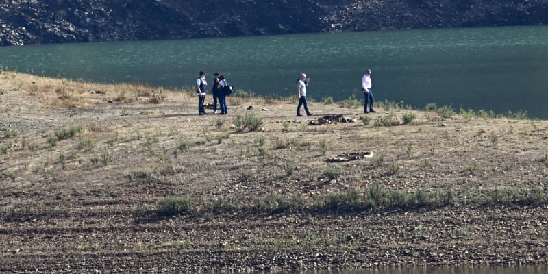Vyšetřovatelé prohledávali okolí vodní nádrže v Portugalsku.
