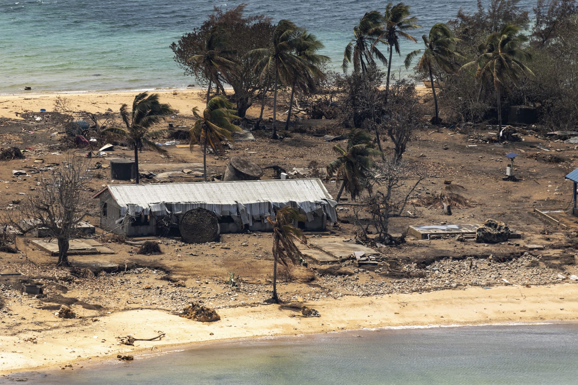 Ostrov Atata v souostroví Tonga v Tichém oceánu poničený výbuchem podmořské sopky v lednu 2022