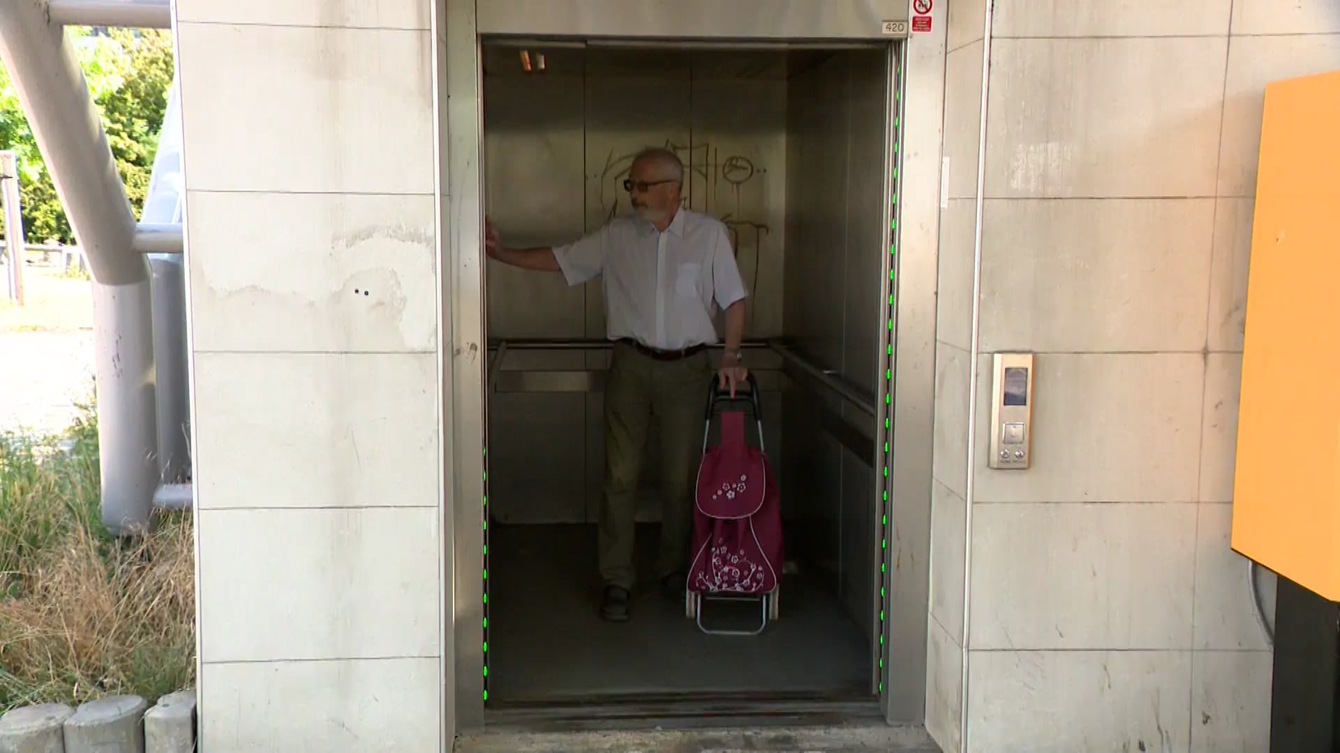 Inspektoři varují, že u starších výtahů provozovatelé často ignorují rizika, která by mohla vést k tragédii.