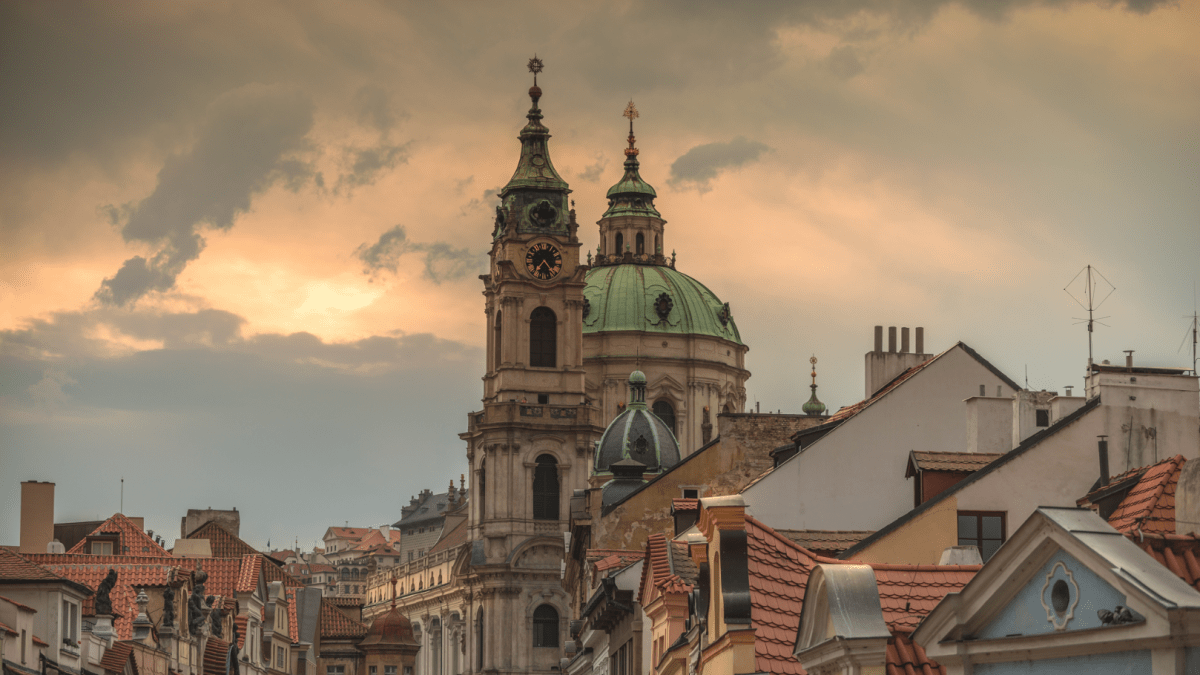 Mikulášská věž nabízí výhled na nejkrásnější části Prahy.