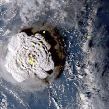 Snímek pořízený japonským satelitem Himawari-8 ukazuje podmořskou erupci sopky u souostroví Tonga v Tichému oceánu. Leden 2022