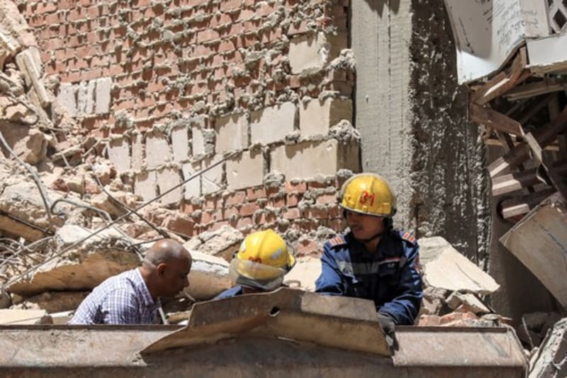 V egyptské Alexandrii se zřítila 13podlažní budova, záchranáři hledají oběti.