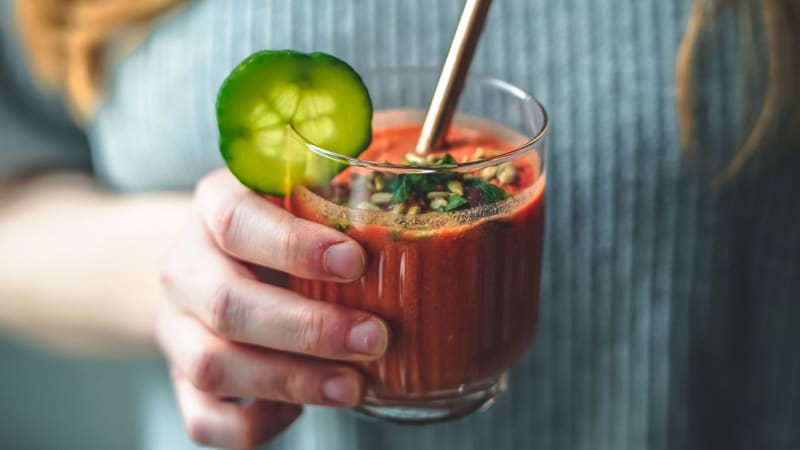 Studená polévka: Rajčatové gazpacho s okurkou podle Kardamommy