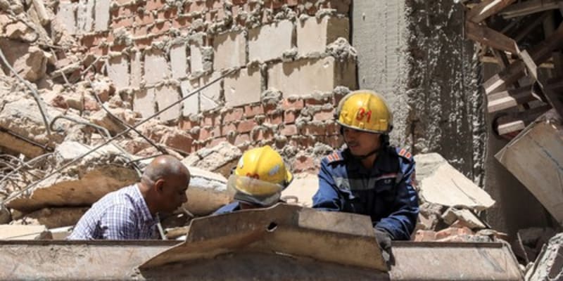 V egyptské Alexandrii se zřítila 13podlažní budova, záchranáři hledají oběti.