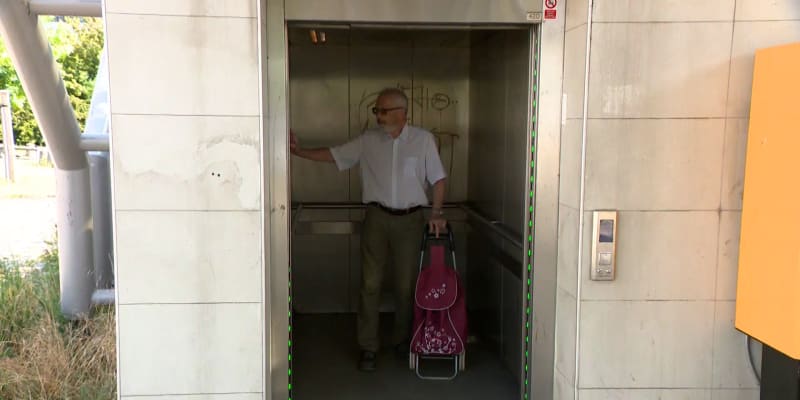 Inspektoři varují, že u starších výtahů provozovatelé často ignorují rizika, která by mohla vést k tragédii.