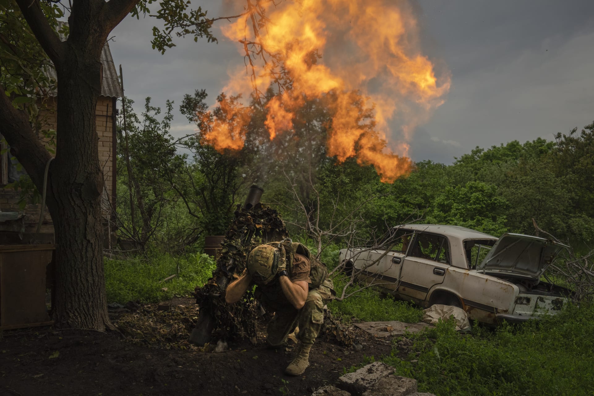 Ukrajinský voják pálí z minometu směrem na ruské pozice v Doněcké oblasti.