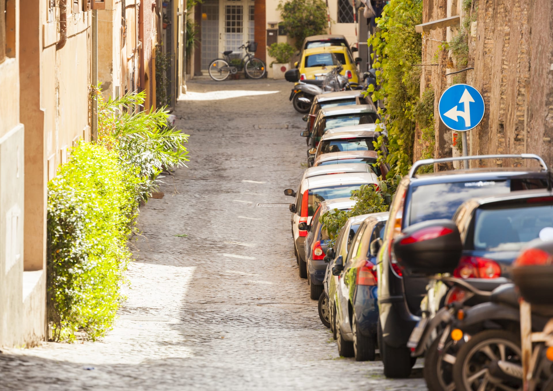 Věnujte pozornost značkám při vjezdech do center měst. Neoprávněné parkování v Itálii často hlídají automatizované kamerové systémy.