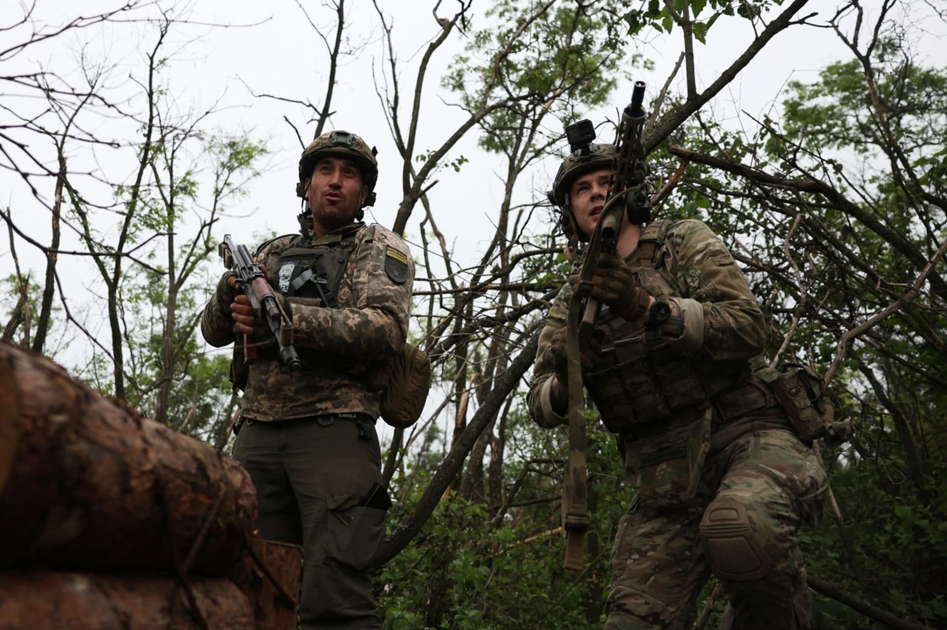 Ukrajinští vojáci z 28. samostatné mechanizované brigády během bojů s Rusy poblíž Bachmutu 