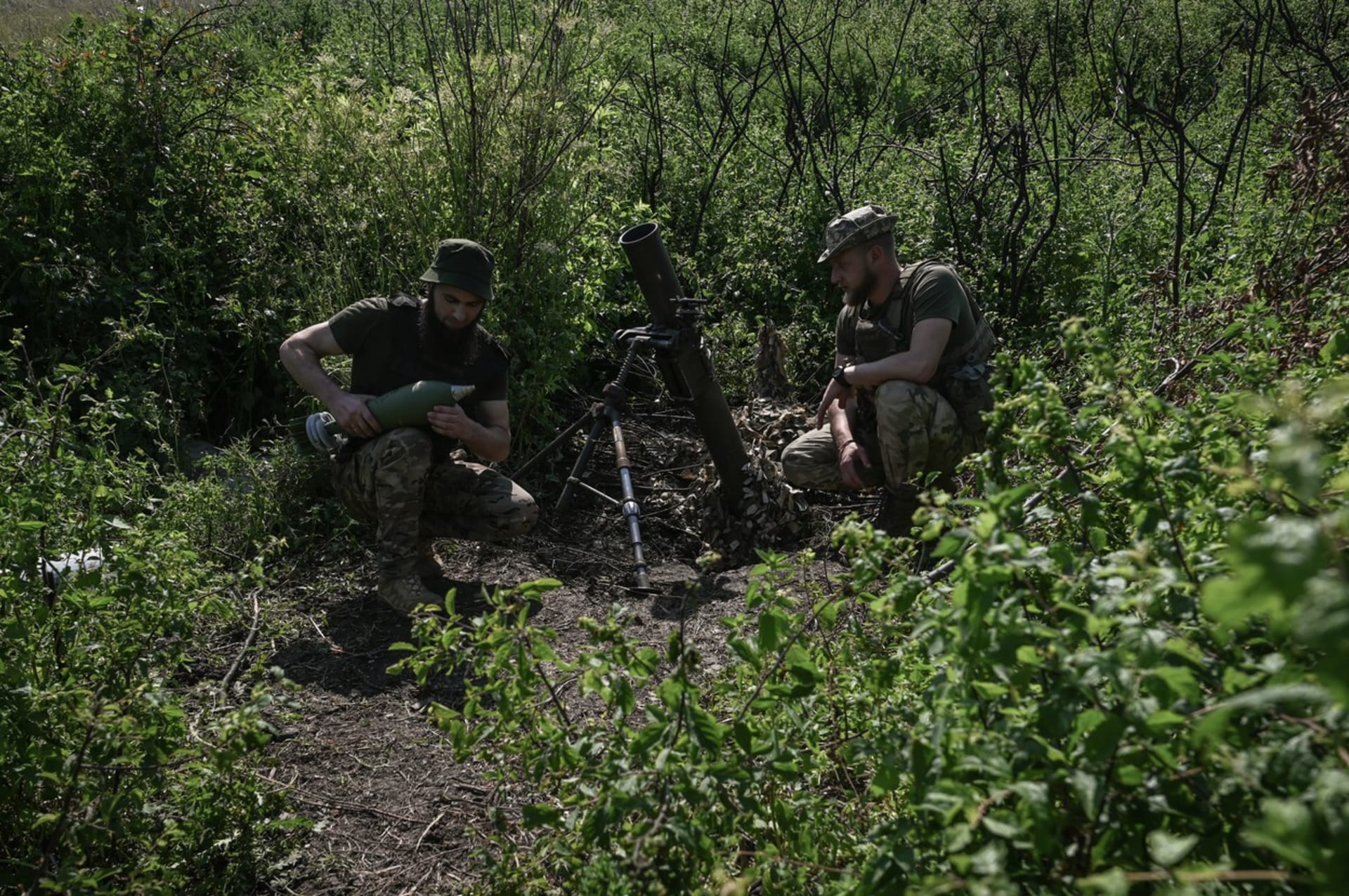 Ukrajinští vojáci z 10. samostatné horské útočné brigády se připravují na dělostřeleckou palbu na ruské pozice.